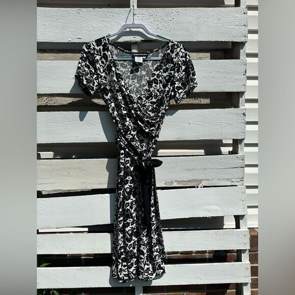Donna Morgan Dresses & Skirts - Donna Morgan Faux Wrap Dress